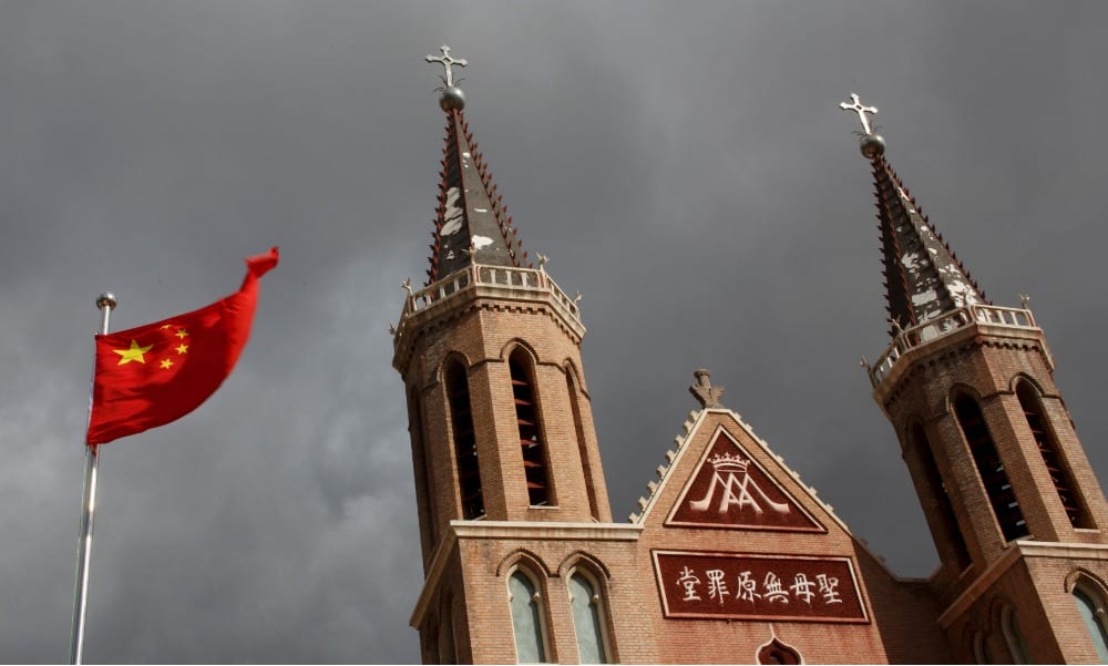 Bander china ondea en el pueblo de Huangtugang