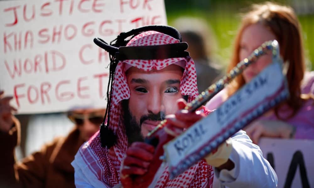 Protestante vestido como el príncipe heredero saudí en Washington, DC.