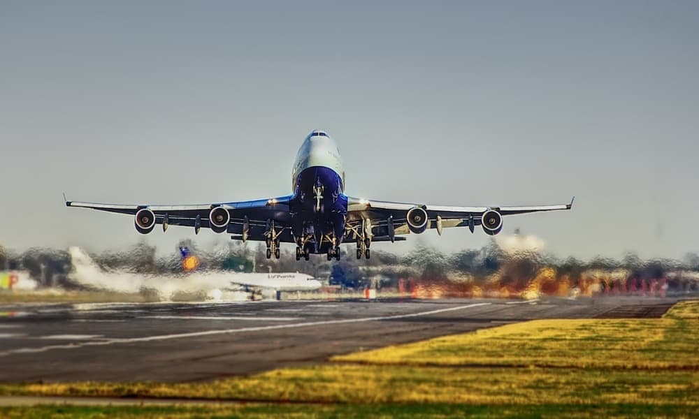 Avión despega en aeropuerto