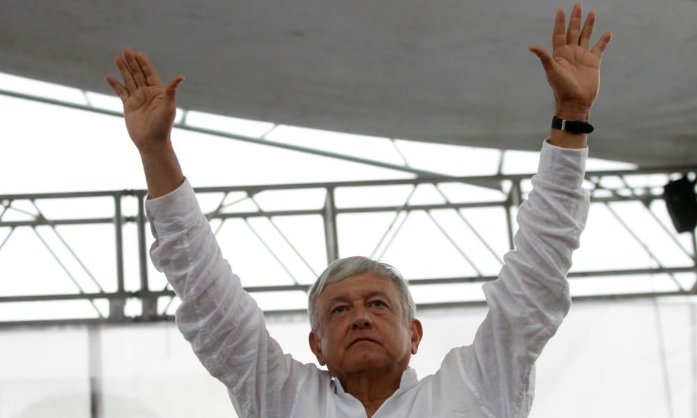 Andrés Manuel López Obrador saluda durante un mitin.