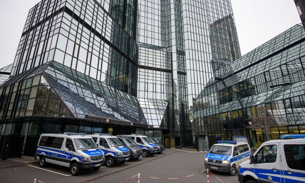 Automóviles policiales frente a la sede corporativa de Deutsche Bank (Getty Images)