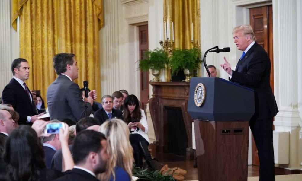 Jim Acosta cuestionando a Donald Trump en conferencia de prensa