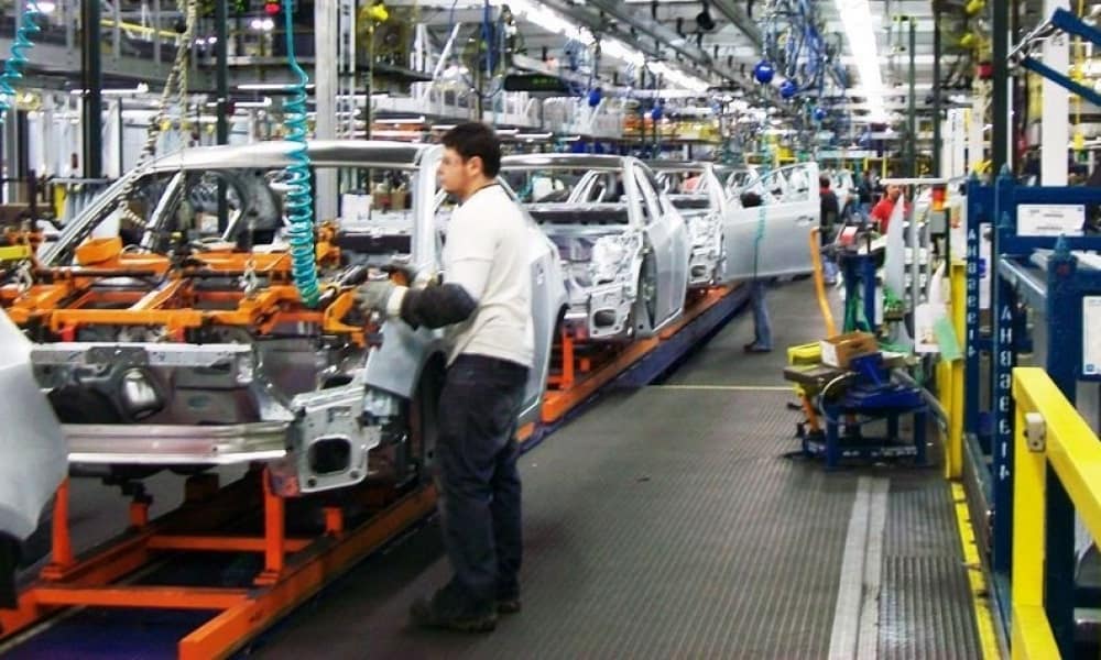 Trabajador en planta de General Motors