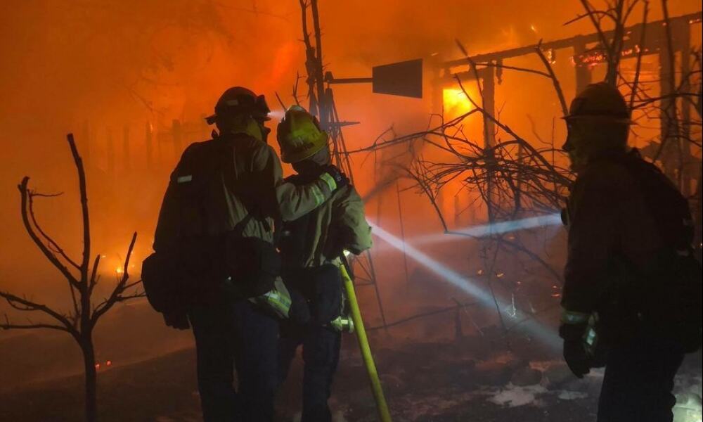 Bomberos laboran en California para apagar un incendio