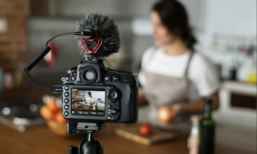 Vlogger graba un video de cocina