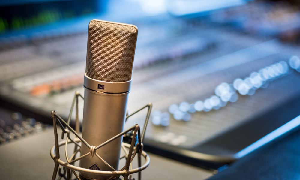 Micrófono y consola en estación de radio