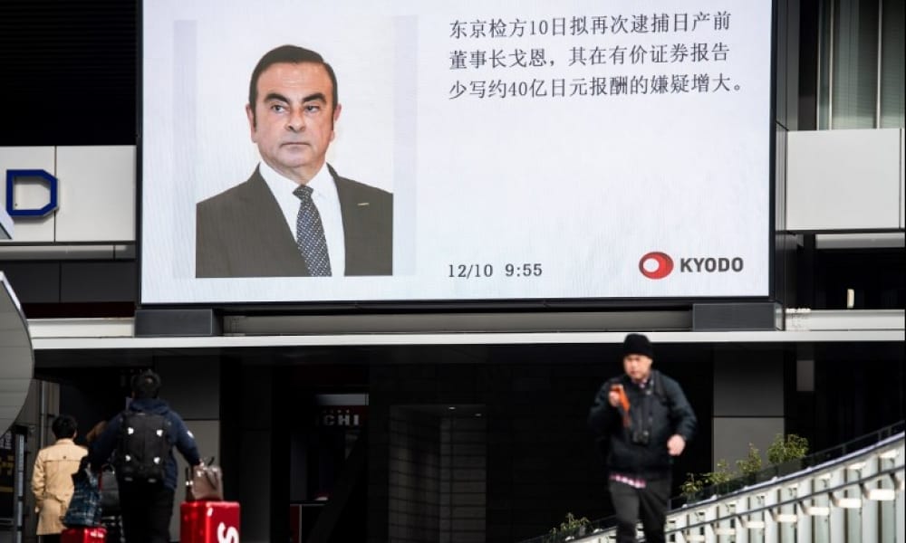 En las calles de Tokio, una pantalla muestra un reportaje sobre Carlos Ghosn.