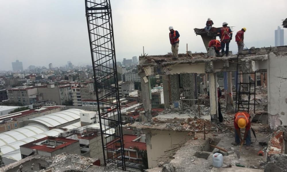 Trabajadores realizan la demolición de inmueble