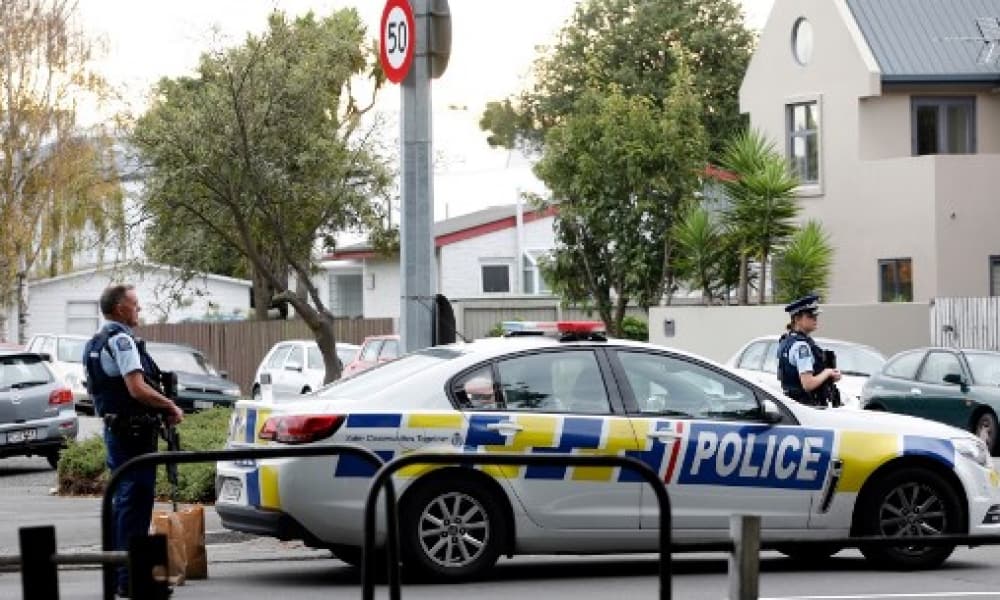 Policías afuera de una mezquita atacada en Nueva Zelanda