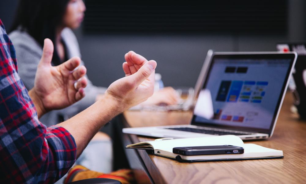 Empleados de oficina trabajando