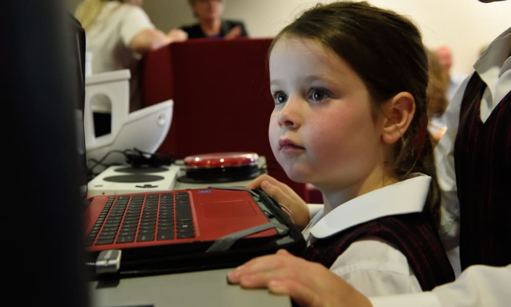 Niña con computadora