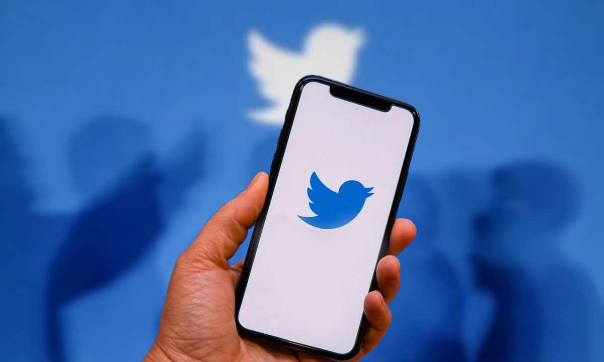 Twitter bloquea acciones de empleados